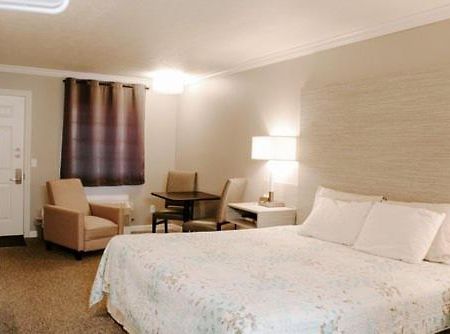 Berlin Village Inn ภายนอก รูปภาพ